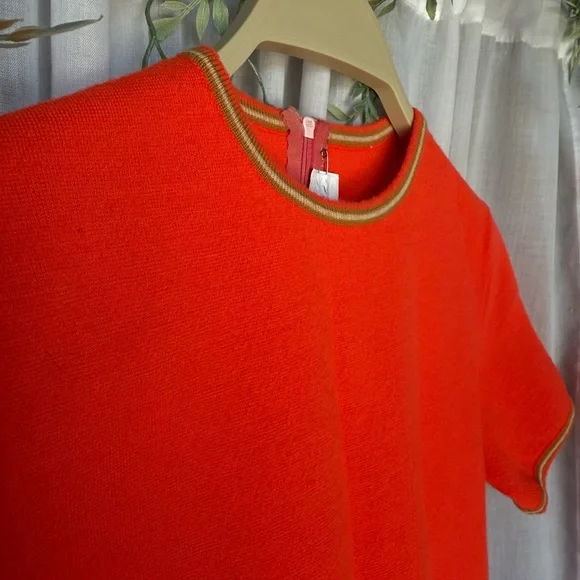 Vintage Red Short Sleeve Top with Green Trim - Picture 4 of 4
